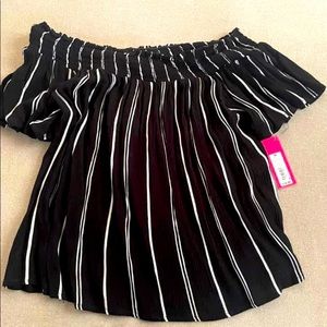 Can be worn off shoulders (stretchy shoulders)